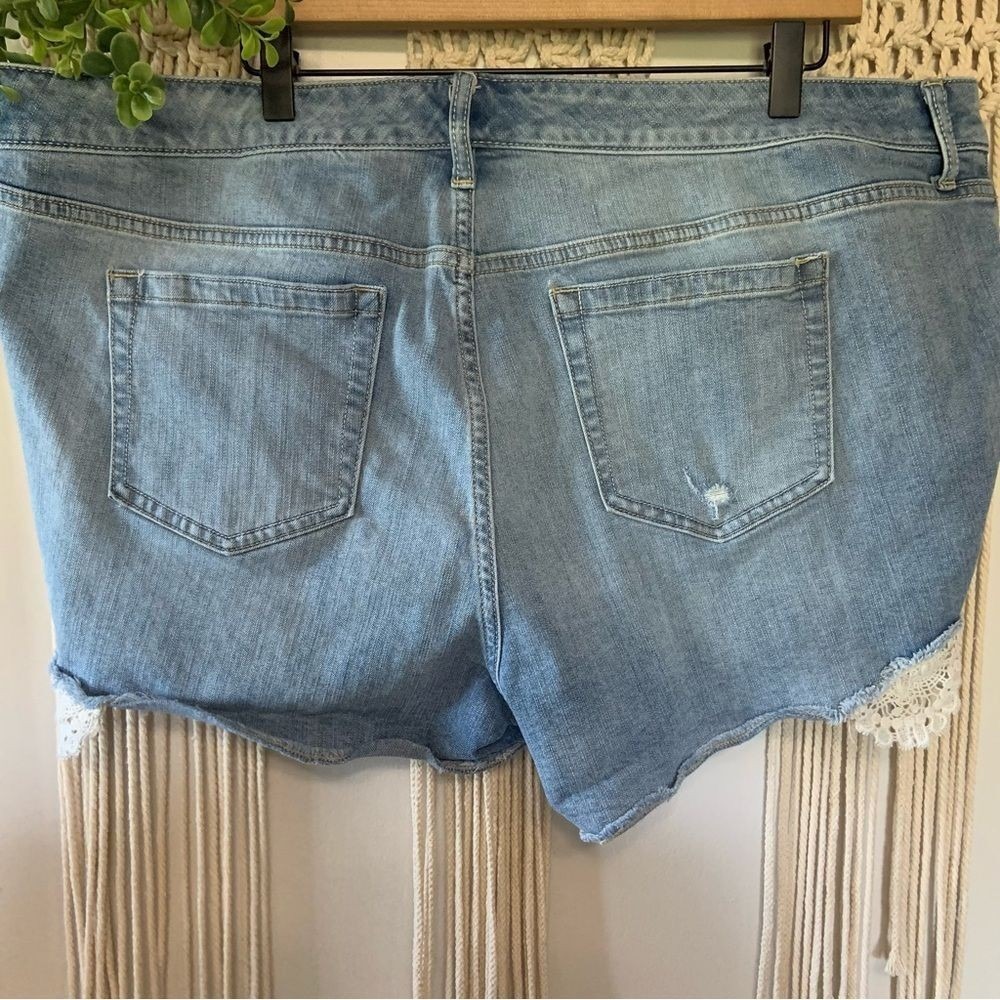 TORRID Women's Lace Trim Distressed Raw Hem Denim Shorts Size 20 - Picture 5 of 11